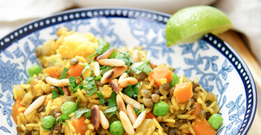 Rezept für Thai Curry Reis mit Gemüse wie Blumenkohl, Erbsen und Karotte