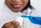 Die richtige Hygiene im Mund – Mundspülungen und Mundwasser