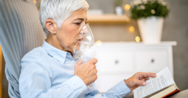 Inhalationsgeräte für die Lokaltherapie bei Atemwegserkrankungen - Frau mit Inhalationsgerät
